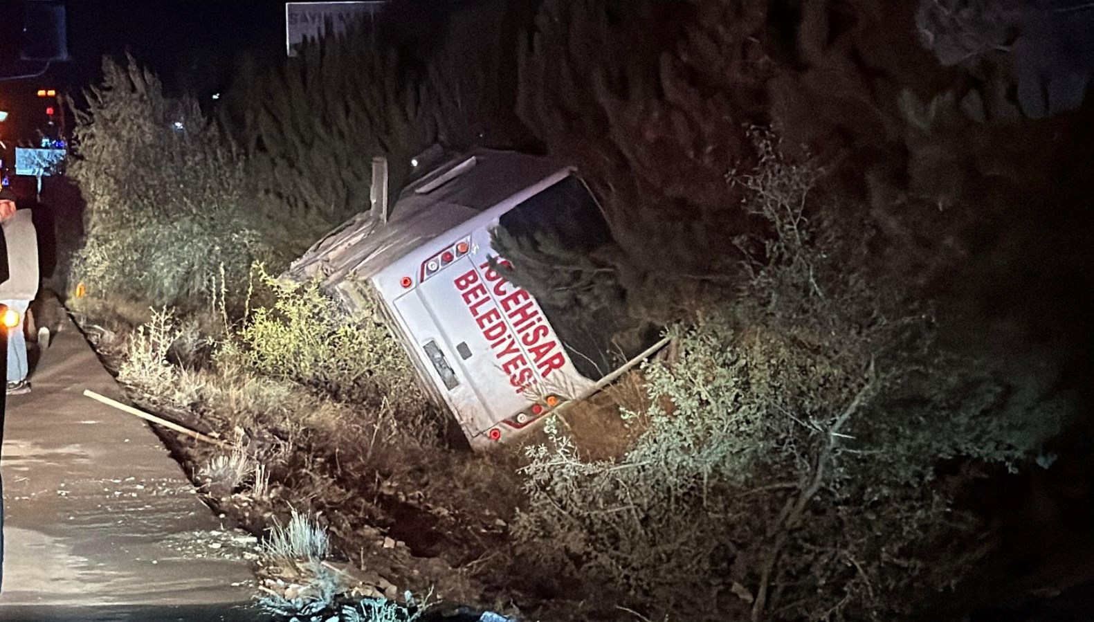 afyonkarahisarda midibus devrildi 12 yarali atOmPYTi