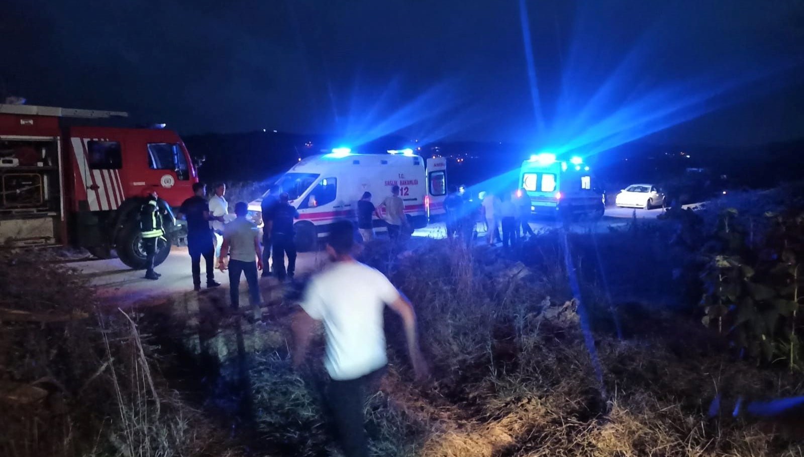 bahcesindeki agaci keserken altindan kalip oldu hw9j3EE4