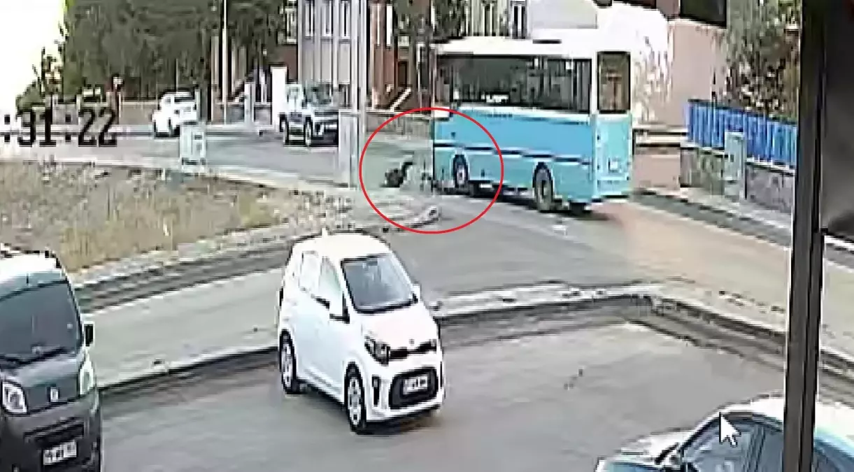 erzurumda bisikletli cocuga otobus carpti JmnUZWPz