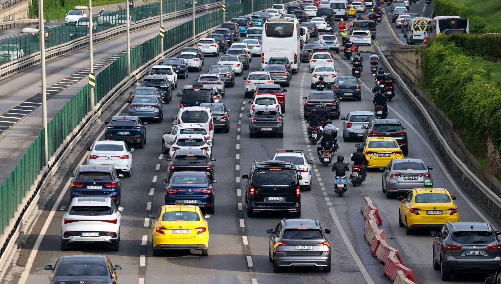 istanbulda pazartesi trafigi anadolu yakasi dur kalk ilerliyor EVnWDOZh