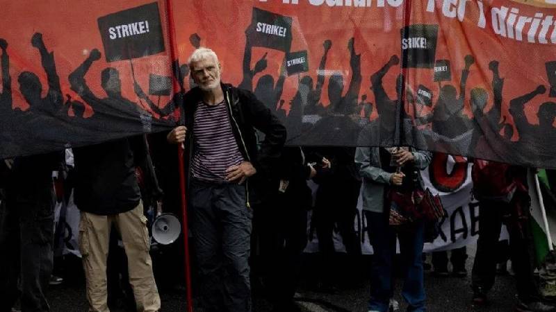 italyada liman iscilerinden israil protestosu denize cikan yollar kapatildi amac silah tedarigini engellemek K3JdGMSS