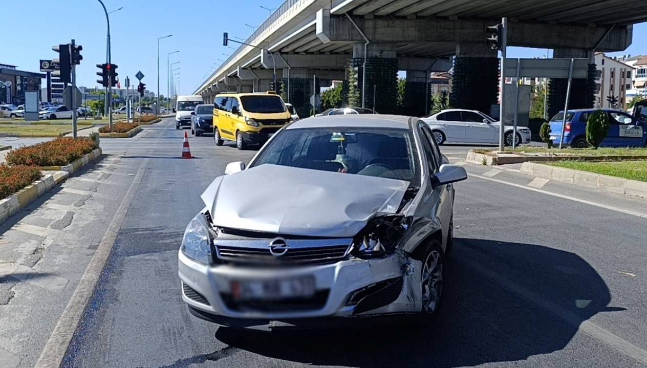 kirmizi isik ihlali kazaya yol acti 19nMbdX9