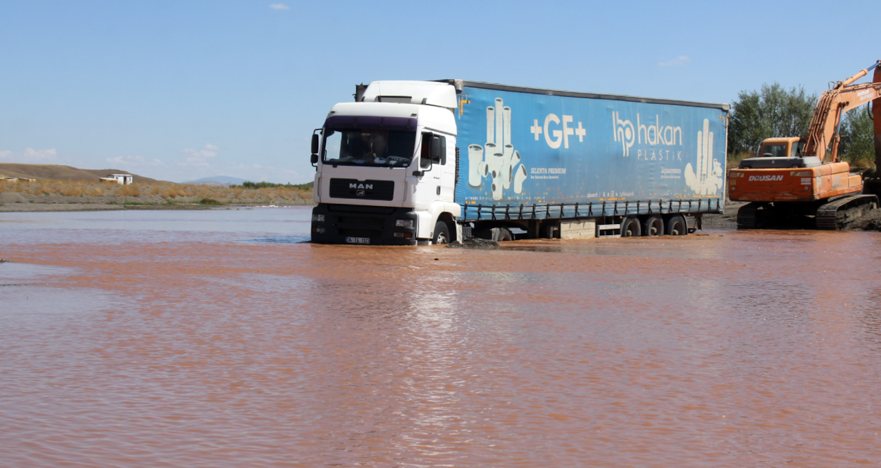 kizilirmakta kuma saplanan tir 2 gun sonra cikarildi 5KwvCuIl