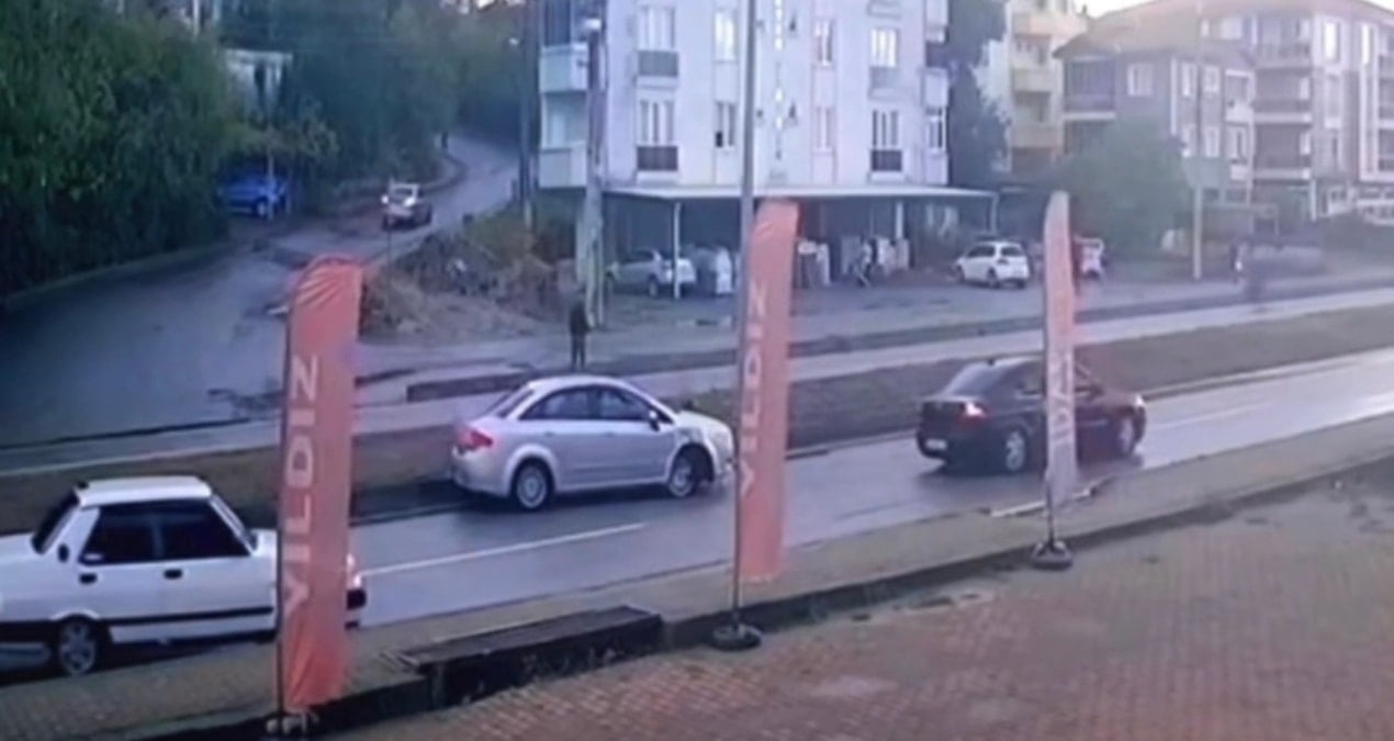 yayaya yol vermek icin duran otomobile carptilar 1SINWiDA