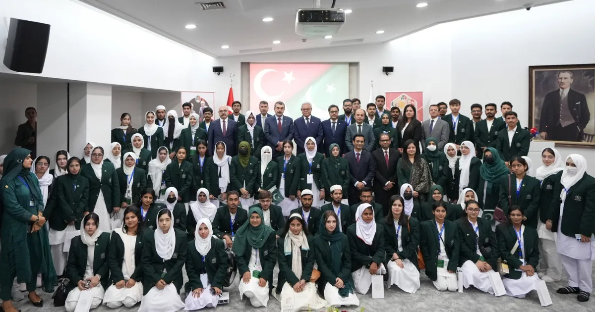 bakan tekin pakistanli ogrencileri kabul etti fIsczgCa.webp