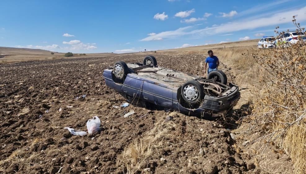 corumda otomobil tarlaya devrildi krewIfln