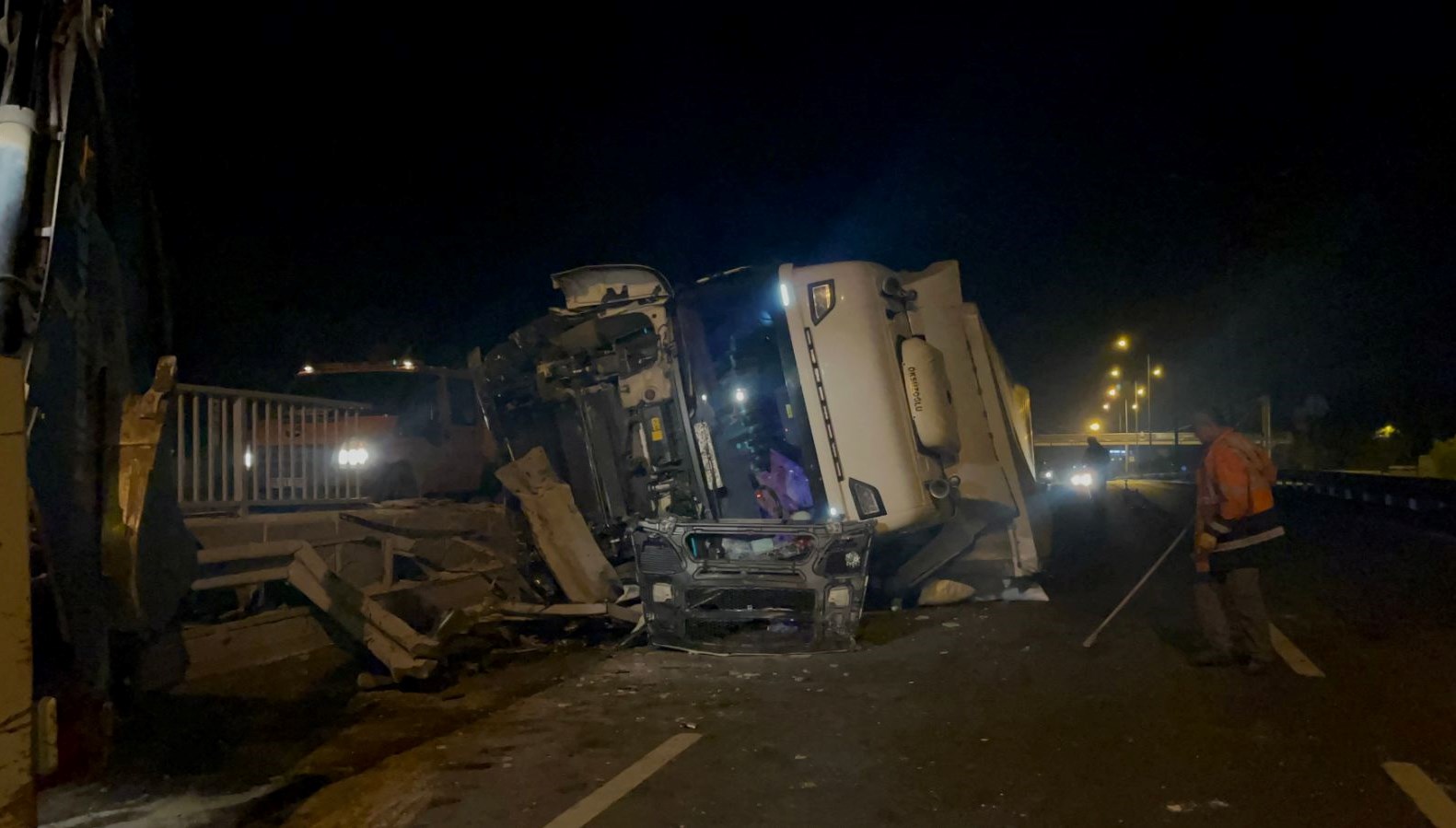 eskisehir ankara yolunda tir devrildi ulasimda aksama yasandi FpisL6Ca.jpg