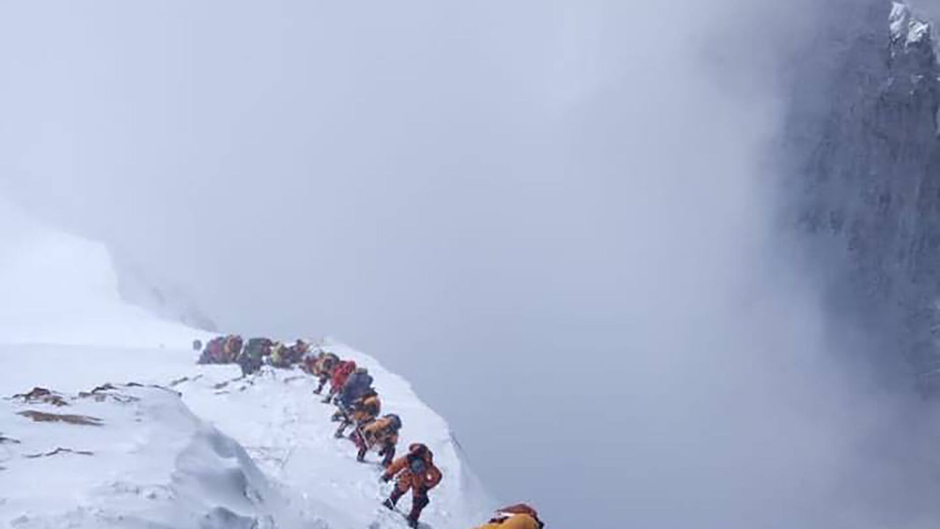 everestte kar firtinasi felaketi ekipler 200den fazla dagciyi kurtarmak icin zamana karsi yarisiyor ZCuPUxr7