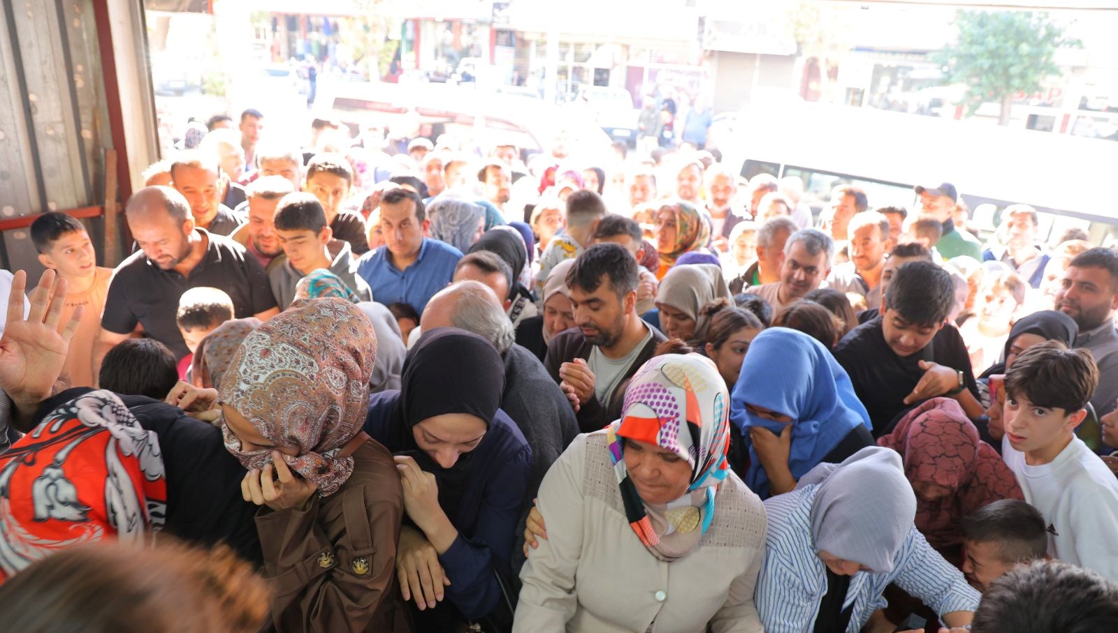 giyim magazasinda indirim izdihama neden oldu YKXZiZ6u