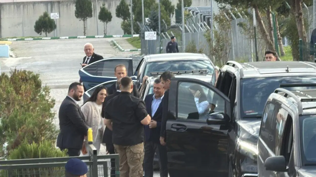 ozgur ozel duzcede tutuklu bulunan pinar turkeri ziyaret etti Oj8WSsls.jpg