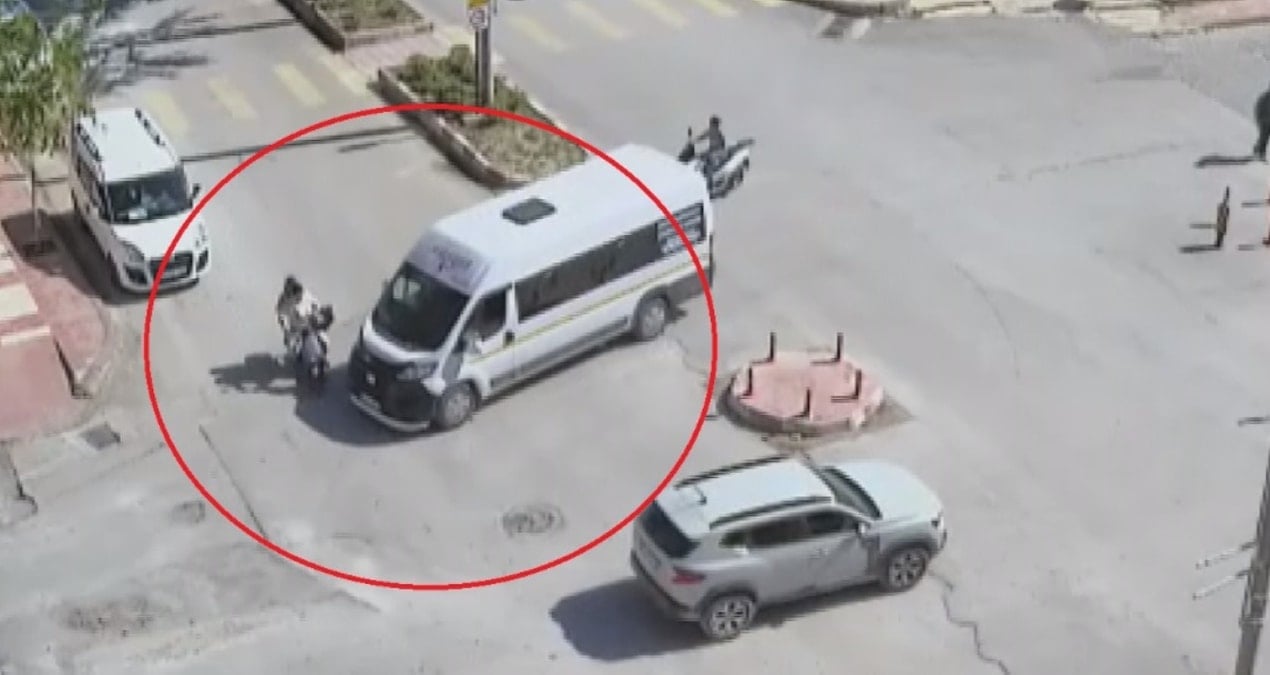 servis minibusu ile elektrikli bisiklet carpisti 2 yarali krOXc36L