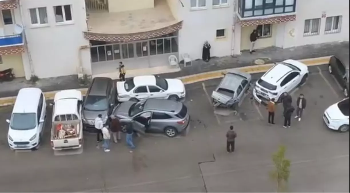 sivasta yagmurlu havada kontrolu kaybeden arac park halindeki 5 araca carpti bn8SLOgj.jpg