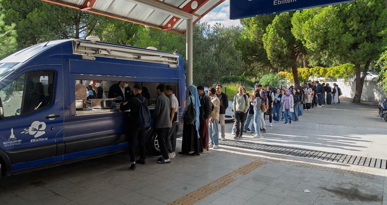 universiteliler ucretsiz yemek kuyrugunda vhxqiDhZ.jpg