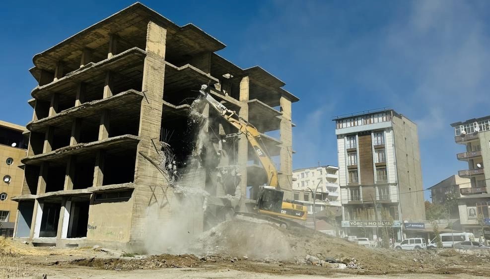 yuksekovada insaat halindeki bina yikildi GgyMcxGK