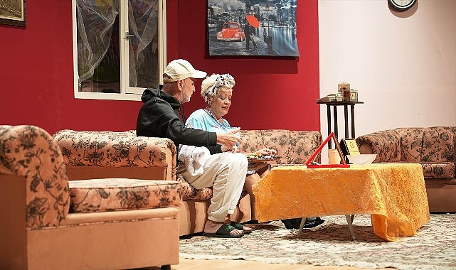 babam geri dondu tiyatro oyunu keciorende buyuk ilgi gordu gNjnxkeh.jpg