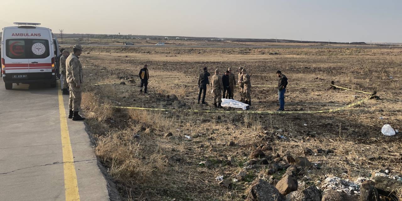 sanliurfada yol kenarinda erkek cesedi bulundu yakininda cok sayida bos kovan cikti 5Bus6qXr.jpg