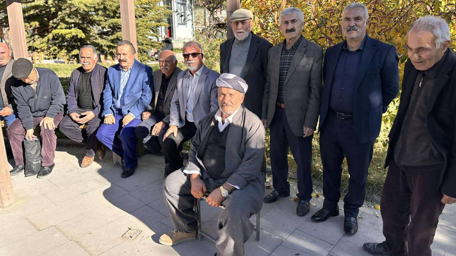 vanli emekliler olume terk ettiler mezarimizi kazip bizi gommeye bile tenezzul etmiyorlar F1r3k43p.png