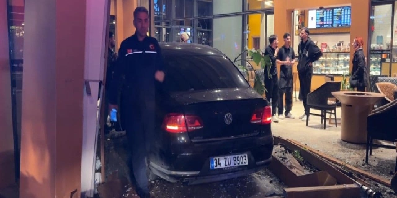 Bakırköy’de Trafik Kazası: Kafeye Çarpan Otomobilde 6 Yaralı