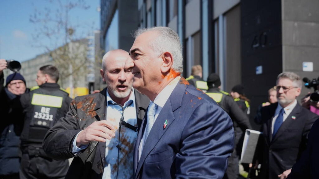 isgal-destekcisi-pehleviye-boyali-saldiri-kameralar-onunde-hedef-alindi-fnkRkIC7