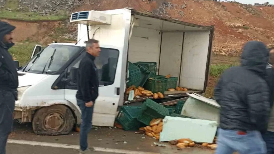 Siirt-Kurtalan Yolunda Kamyonet Kazası: Patlayan Lastik Ekmekleri Yola Saçtı