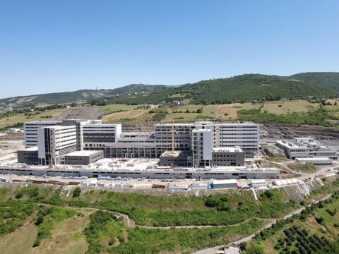 Şehir hastanesinde skandal: Tavanlar akıyor, zemin çatlıyor!