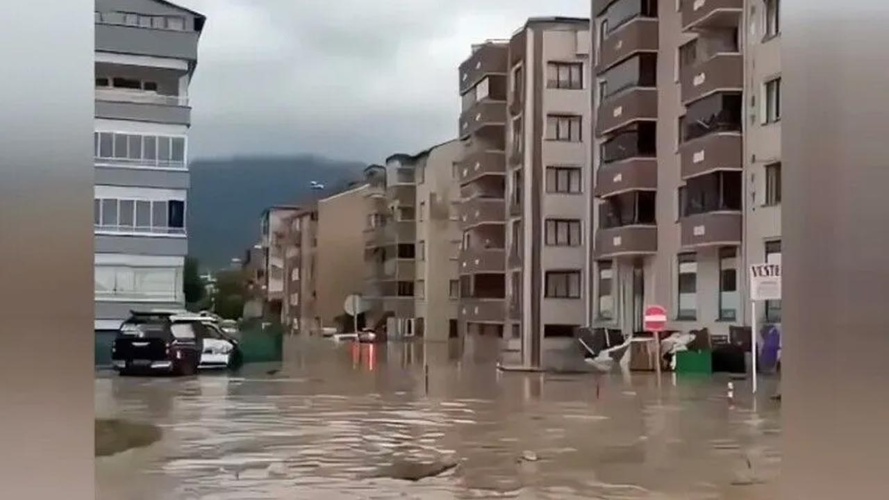 Sağanak bir anda bastırdı: 150’den fazla ev ve iş yerini su bastı Haber gorseli