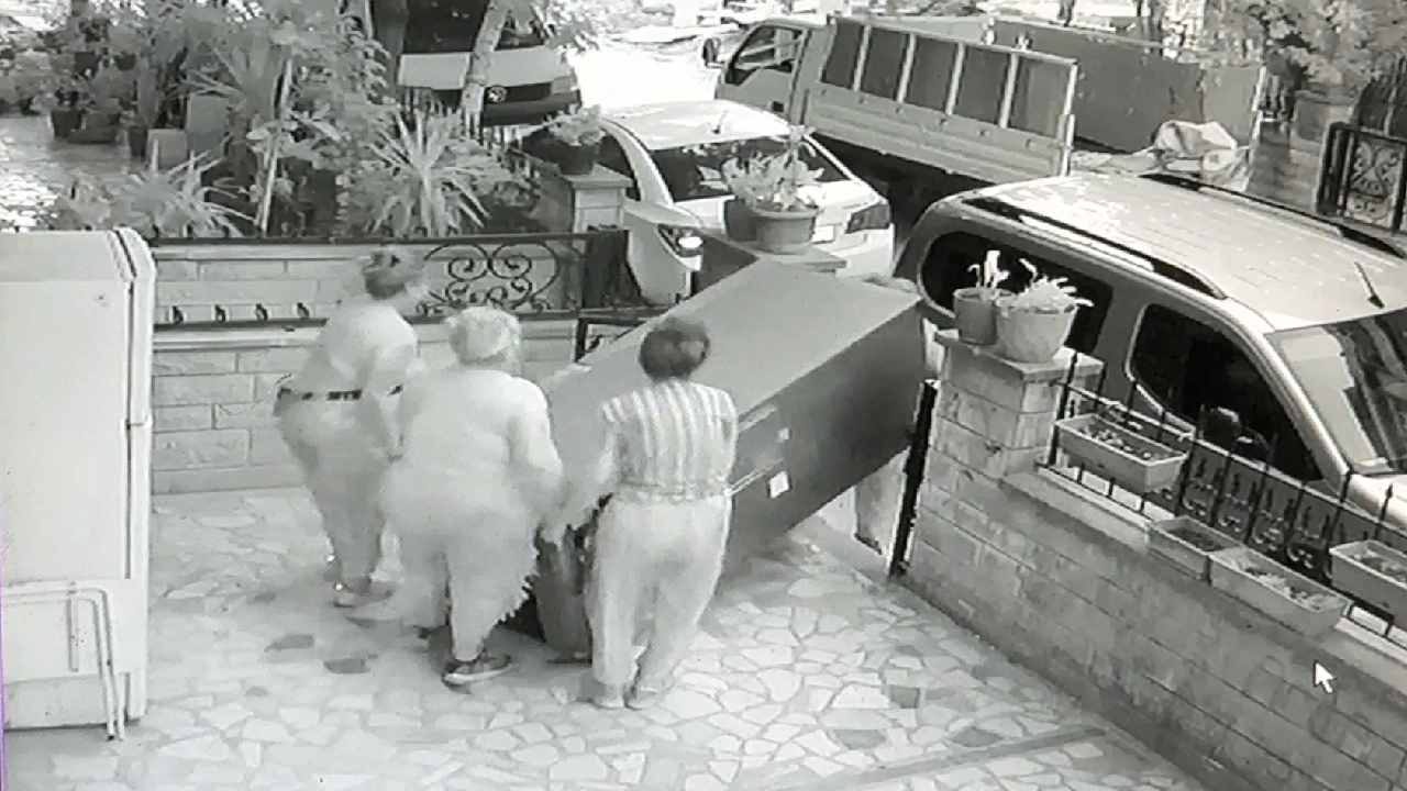 İş yeri sahibi hayretler içinde kaldı: Dört kadın 100 kiloluk buzdolabını dakikalar içinde çaldı Haber gorseli